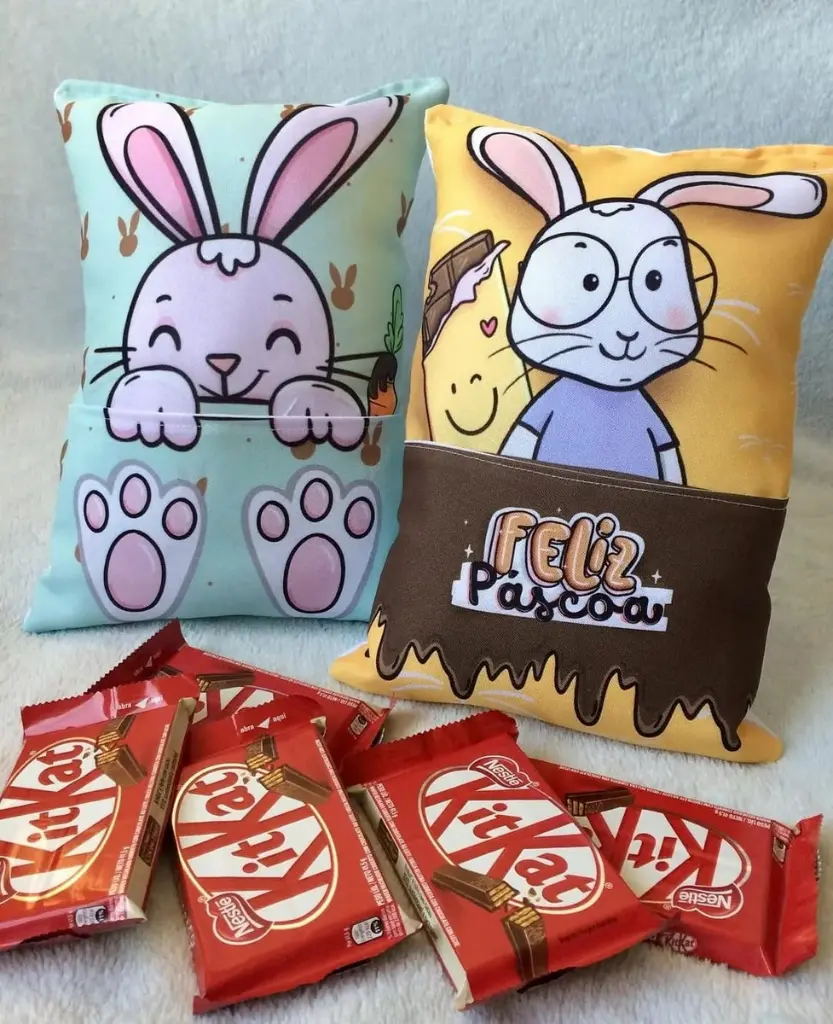 almofada-personalizada-com-bolsinho-para-chocolate-almofadas.webp